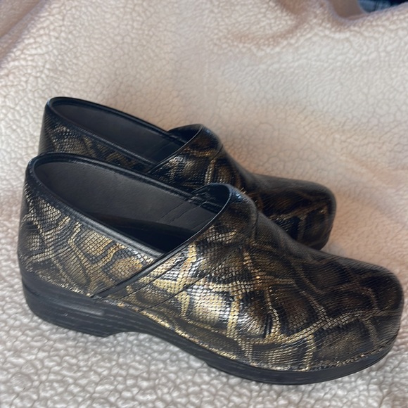 Dansko snakeskin print clogs Size 10 Clogs (41) - Picture 5 of 14